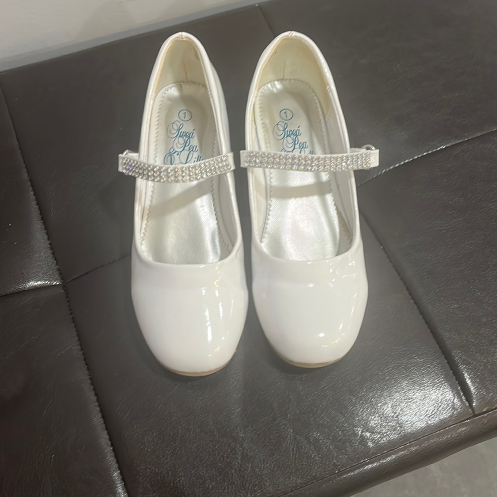 Kids size 1 white dress shoes